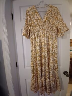 Yellow and White Womens Size XXL Printed V-Neck Smocked Maxi Dress